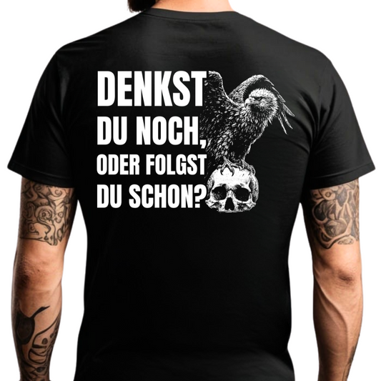 Denkst du noch, oder folgst du schon? - Premium T-Shirt Rückendruck
