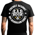 Freiheit beginnt, wo gehorsam endet. - Premium T-Shirt Rückendruck