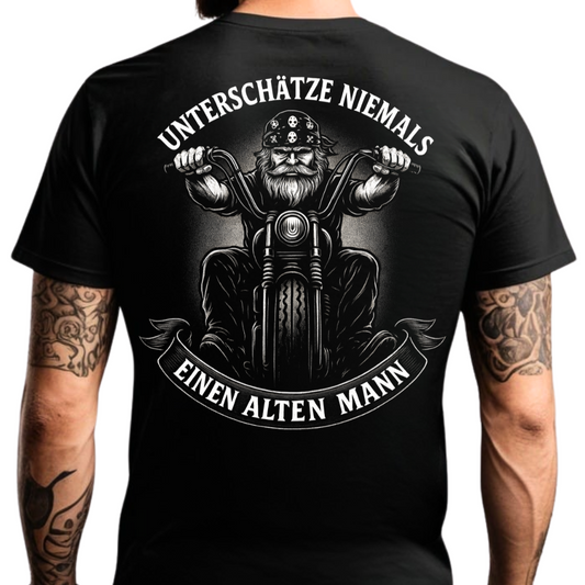 Unterschätze niemals einen alten Mann - T-Shirt Rückendruck
