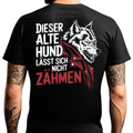 Dieser alte Hund lässt sich nicht zähmen - Premium T-Shirt Rückendruck