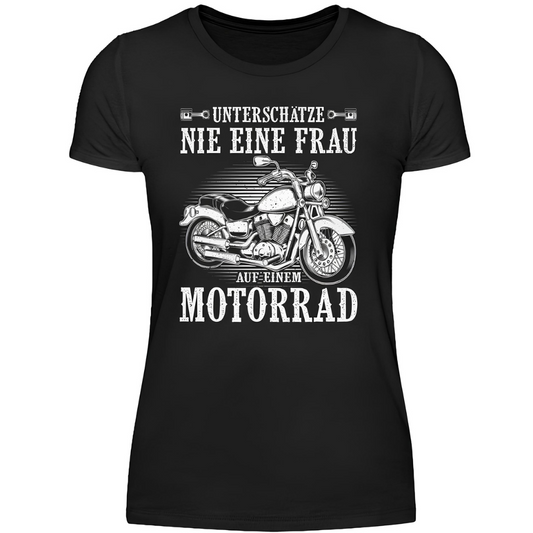 Unterschätze nie eine Frau - Damen T-Shirt