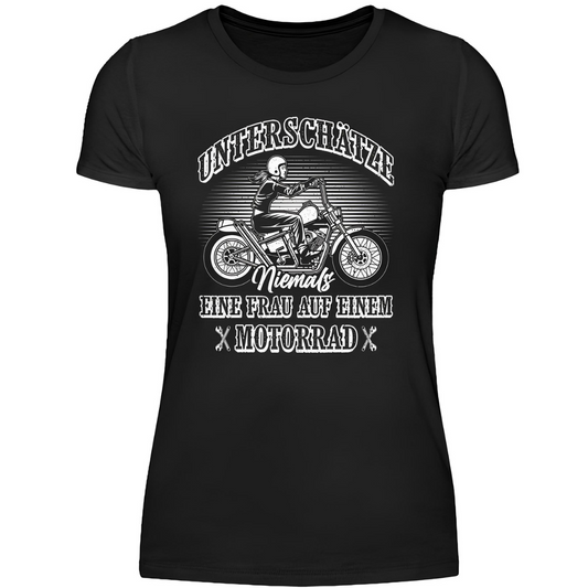 Unterschätze niemals eine Frau auf einem Motorrad - Damen T-Shirt
