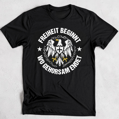 Freiheit beginnt, wo gehorsam endet. - Premium T-Shirt