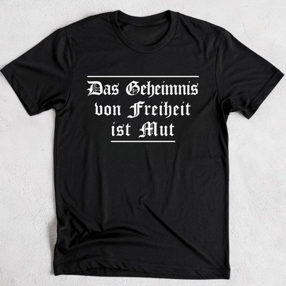 Das Geheimnis von Freiheit ist Mut - Premium T-Shirt